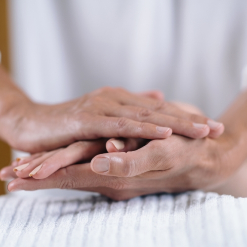 Reiki healing med hænder på klient 